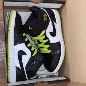 Boys Jordan 1 mids
